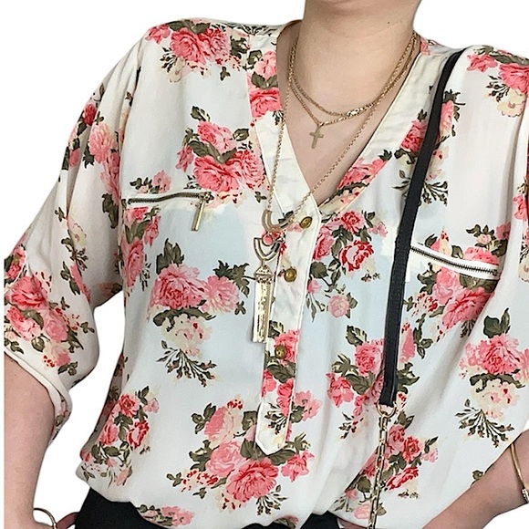 🦙 2X Women’s Cream Blouse Pink Red Roses - Picture 2 of 7